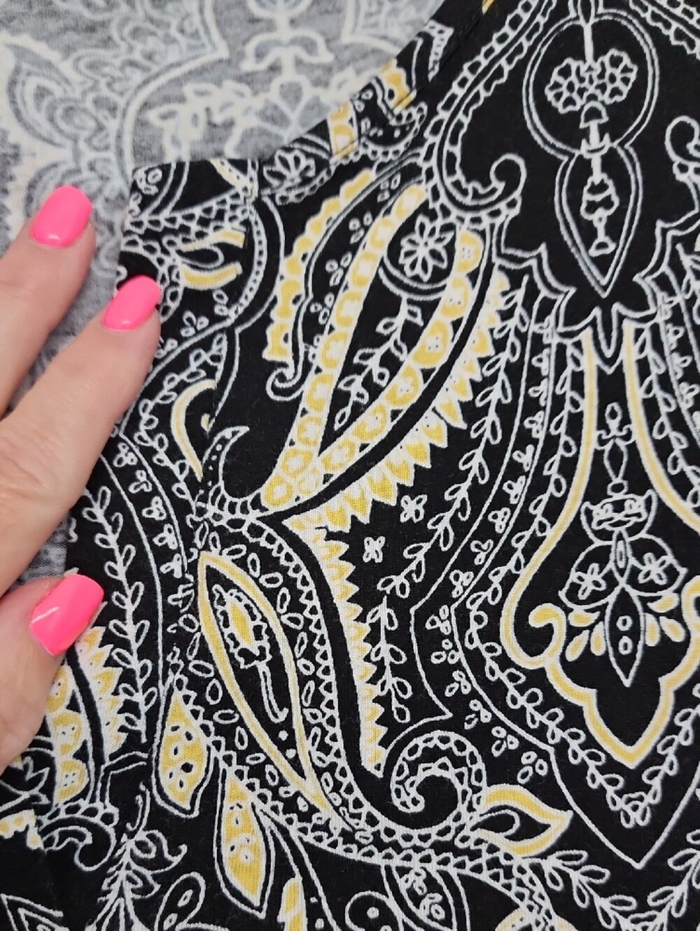 Jones New York Black and Cream Paisley V-Neck Tunic - Picture 3 of 5